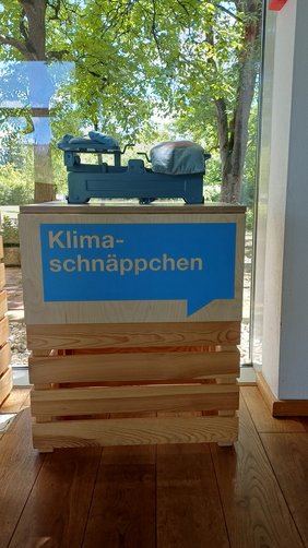 Ausstellungsstation ‚Klimaschnäppchen‘ mit Waage zum Vergleichen klimafreundlicher Lebensmittel