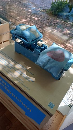 Mitmach-Station mit Waage zum Vergleich des CO₂-Fußabdrucks verschiedener Lebensmittel