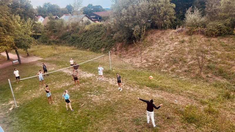 „Teilnehmende der deutsch-israelischen Jugendbegegnung spielen Volleyball auf dem Gelände der JuBi Babenhausen.