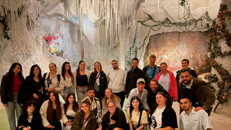 Gruppenfoto der deutsch-israelischen Jugendbegegnung während eines Ausflugs zum Schloss Linderhof.