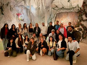 Gruppenfoto der deutsch-israelischen Jugendbegegnung während eines Ausflugs zum Schloss Linderhof.