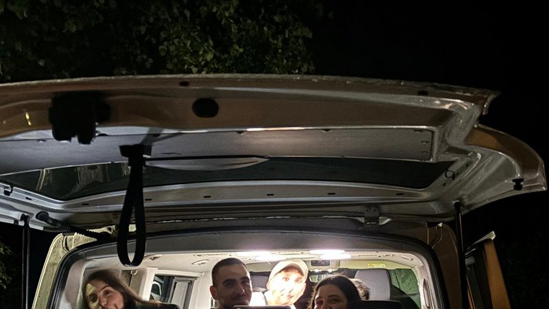 Abreise der israelischen Gäste mit Gepäck und Kleinbus