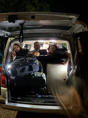 Abreise der israelischen Gäste mit Gepäck und Kleinbus