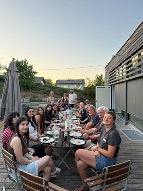 Gemeinsames Abendessen der Teilnehmenden der deutsch-israelischen Jugendbegegnung in der JuBi Babenhausen